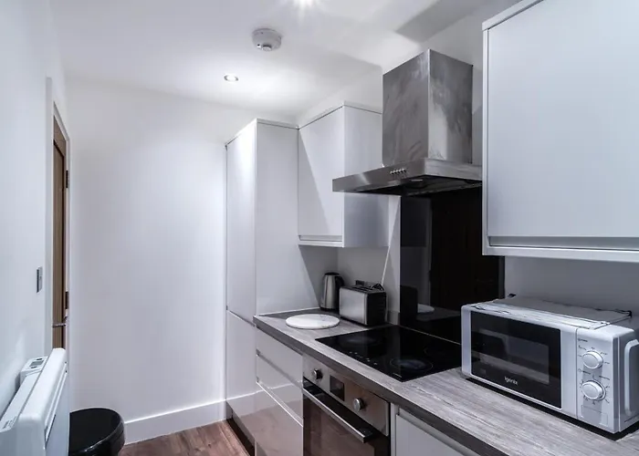 1 Bed Apartment In Central Liverpool W Balcony