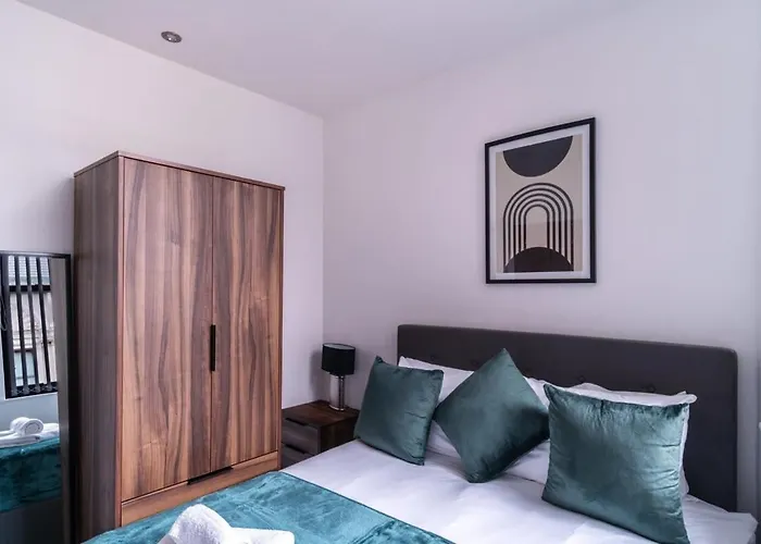 1 Bed Apartment In Central Liverpool W Balcony